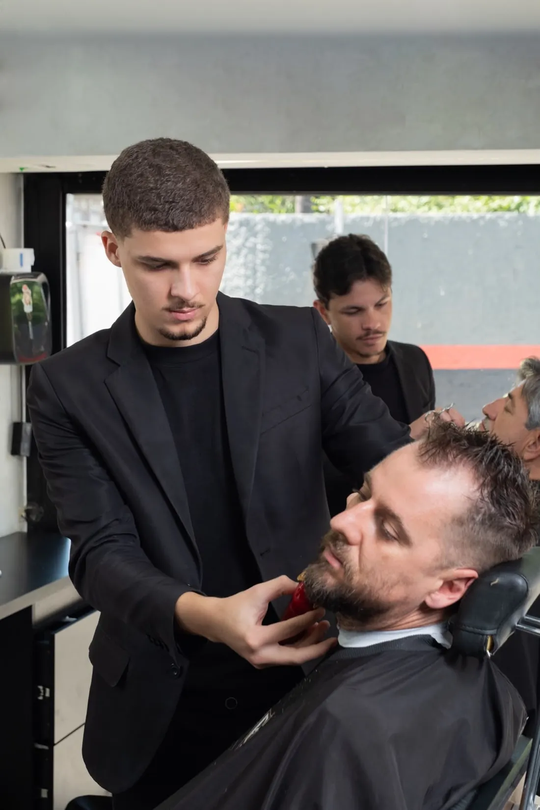 Barbeiro da BeKing finalizando a barba de um cliente